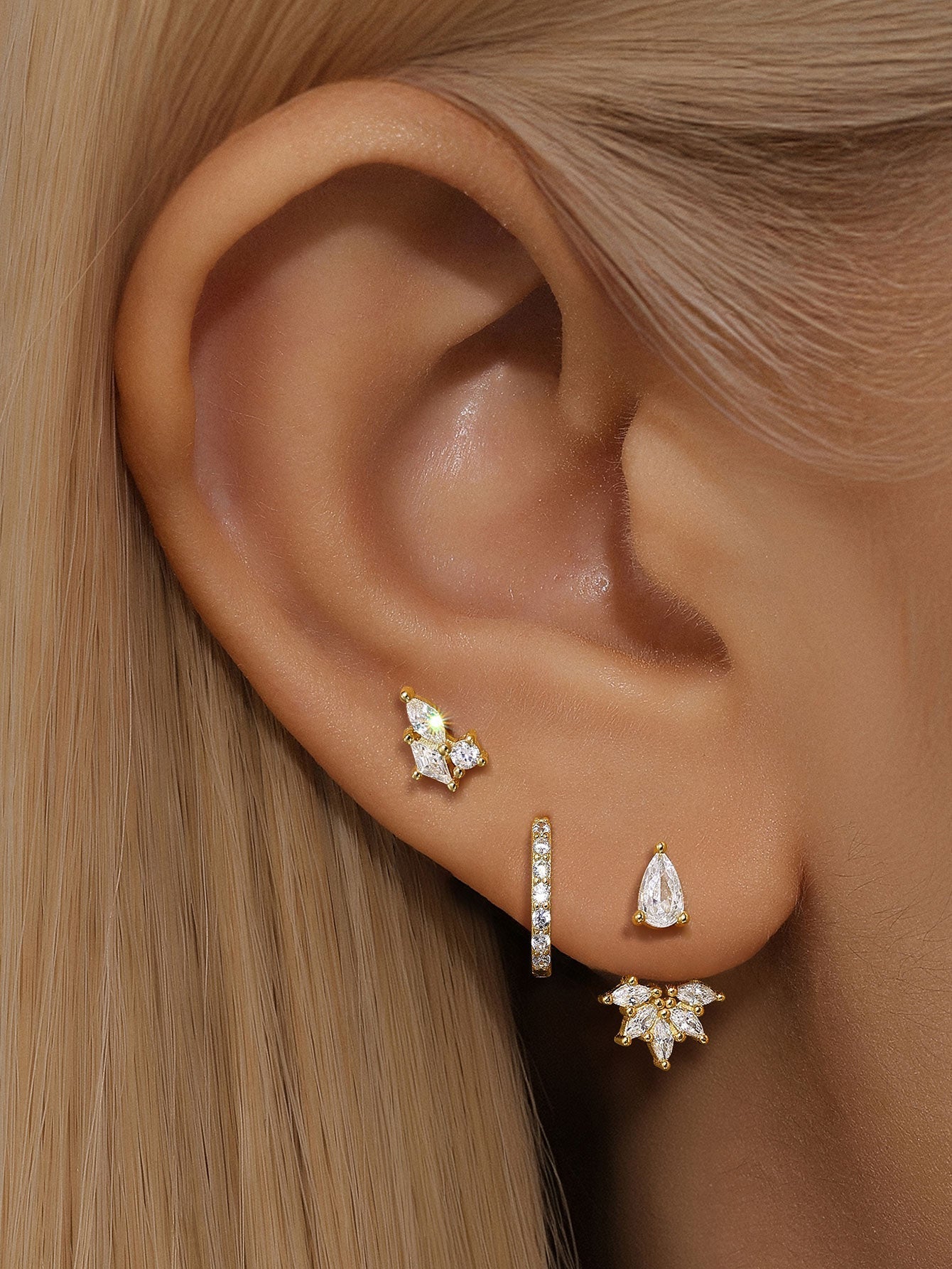 Magda – Finom arany fülbevalók lágy ragyogással.