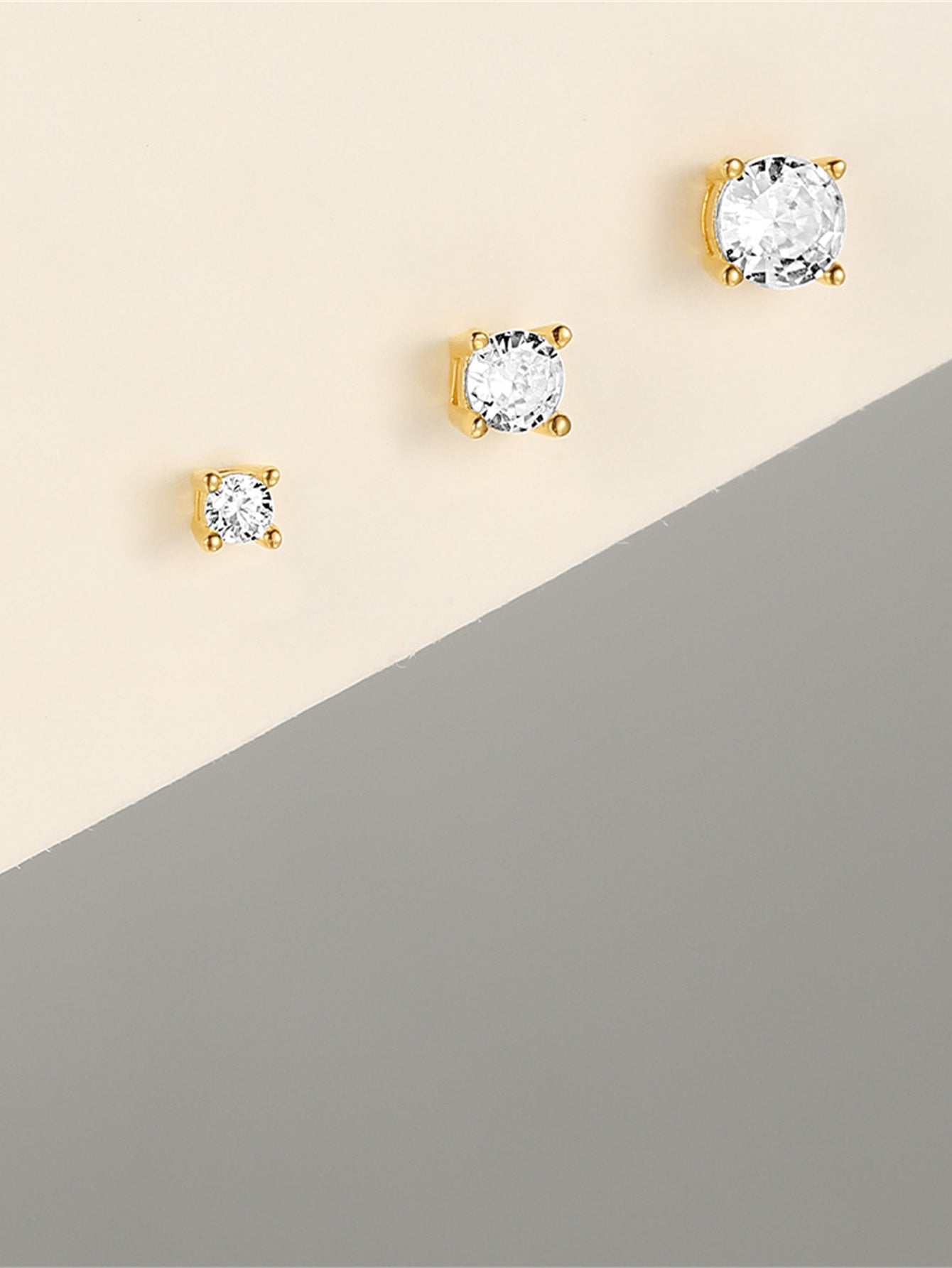 Evelína – Finom arany fülbevalók elegáns ívvel.