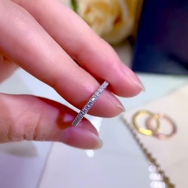 Alena – Keskeny örök gyűrű csillogó kövekkel.