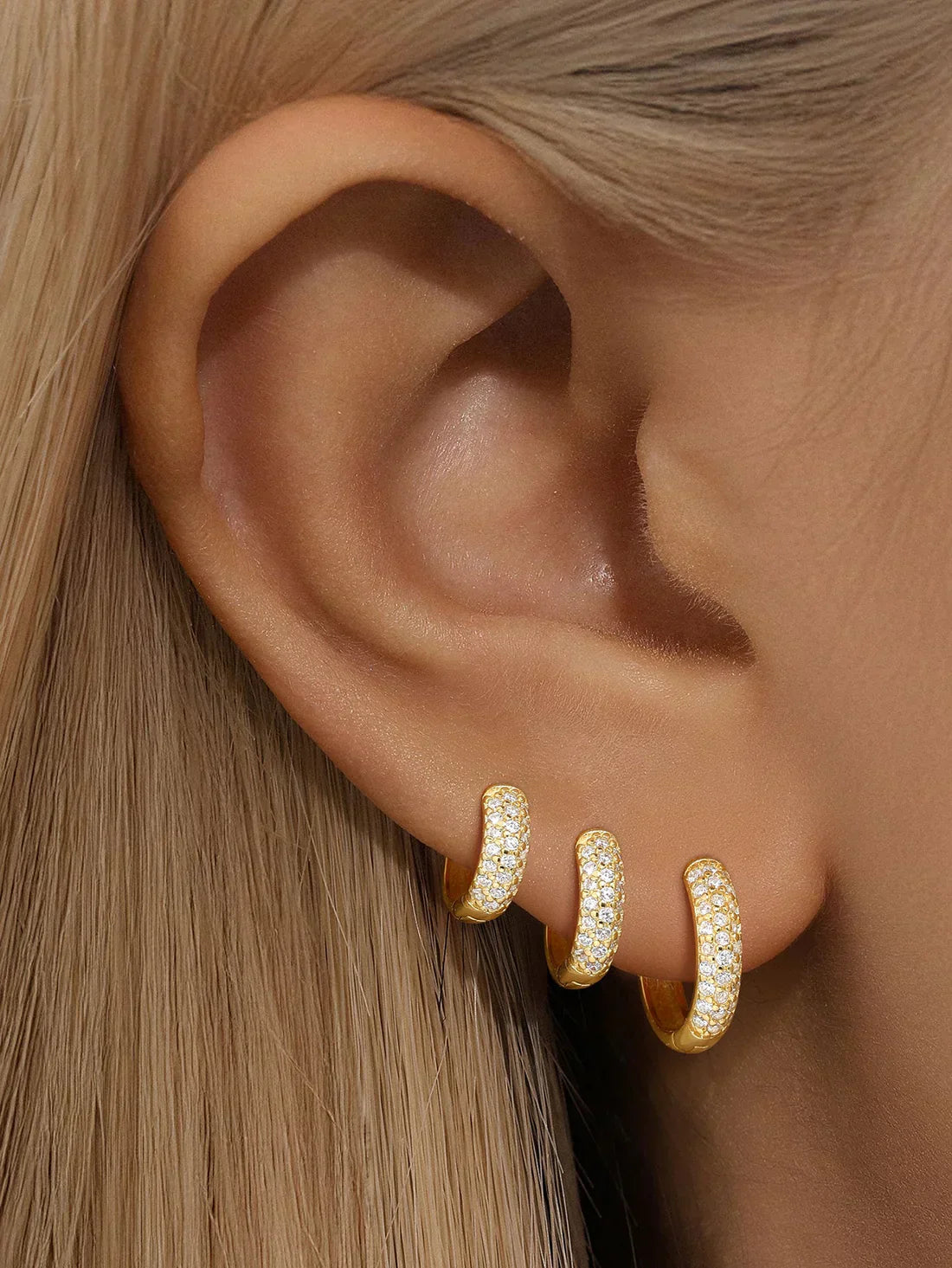 Sina – Minimalista eleganciával készült arany fülbevalók.