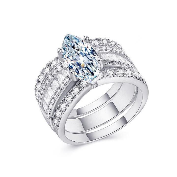 Veronika – Gyűrűk szettje gyémántokkal és arany akcentussal.