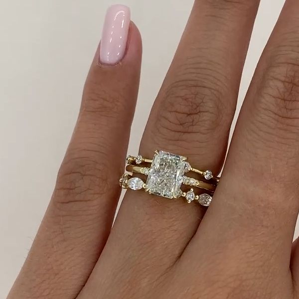 Nora – Gyémántgyűrű réteges dizájnban.
