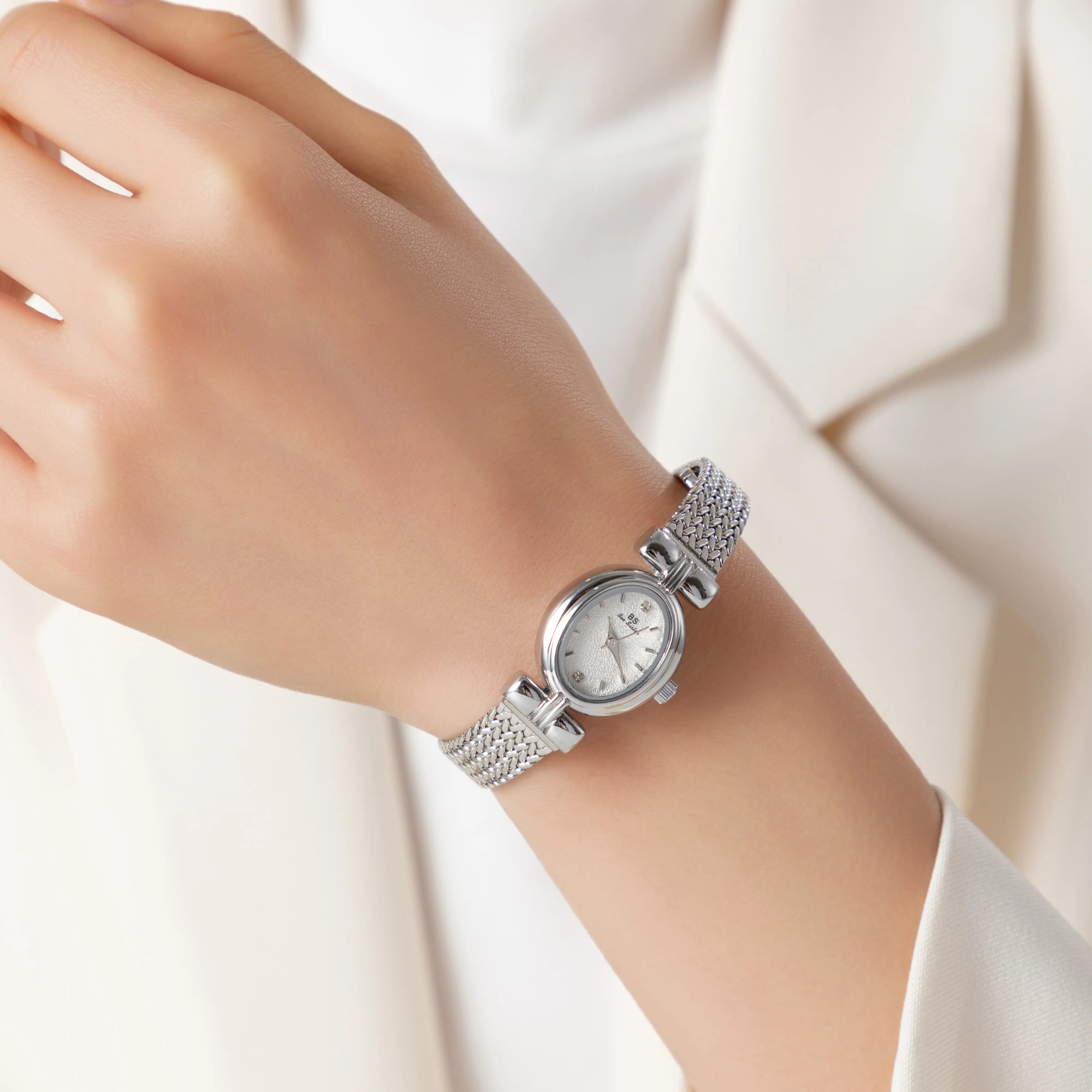 Selina – Arany színű, ovális dizájnú óra.