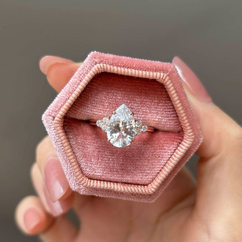 Clarissa – Gyémántgyűrű cseppformájú vágással aranyozott kivitelben.