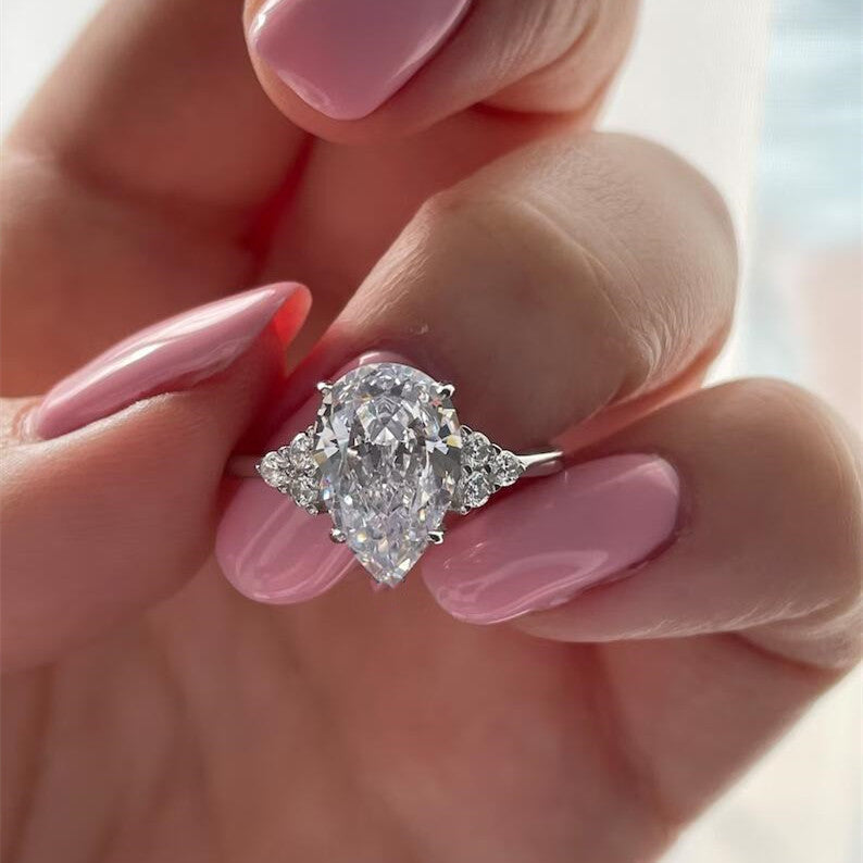 Clarissa – Gyémántgyűrű cseppformájú vágással aranyozott kivitelben.