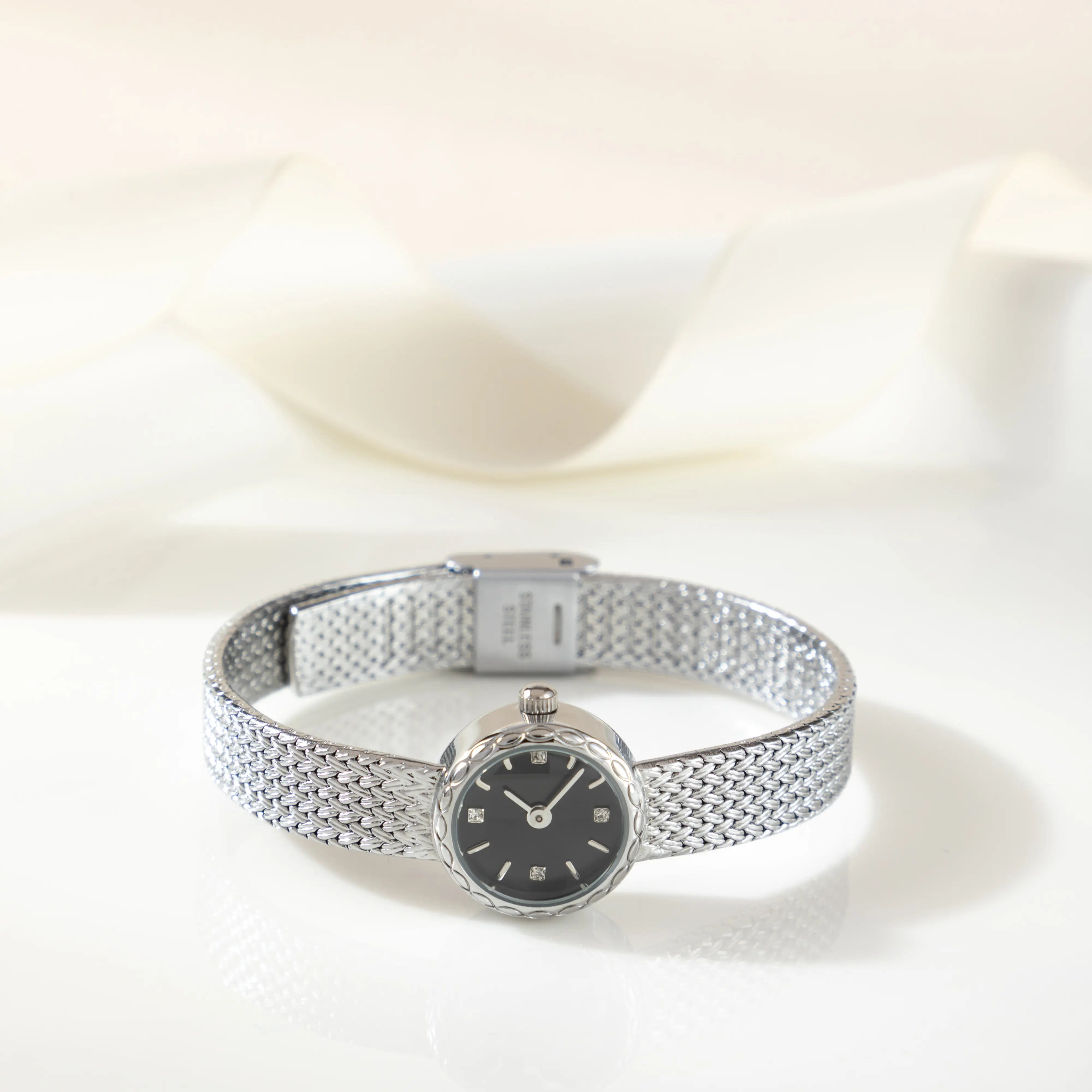 Magdalena – Arany színű óra keskeny szíjjal.