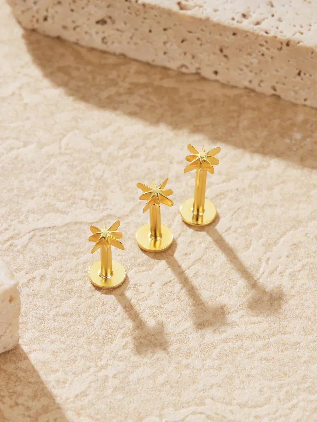 Kateřina – Arany fülbevalók lágy ívvel.