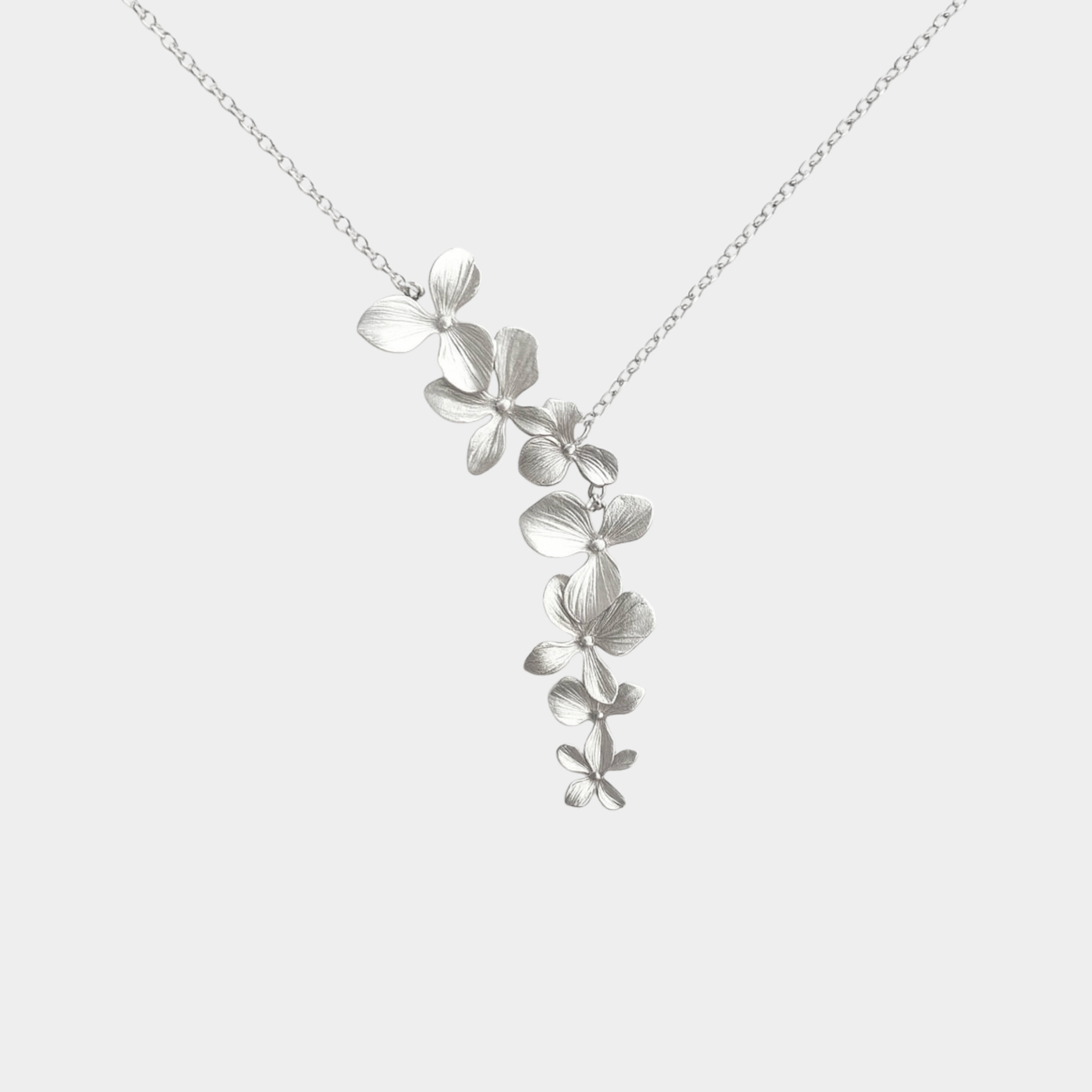 Stefanie – Arany színű nyaklánc finom körformájú mintával.