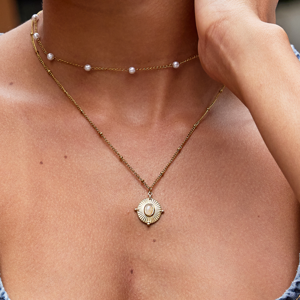 Annika – Finom arany színű nyaklánc négyzet alakú medállal.