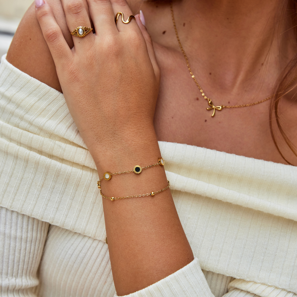 Carla – Puha arany karkötő kontrasztos kerek elemekkel.