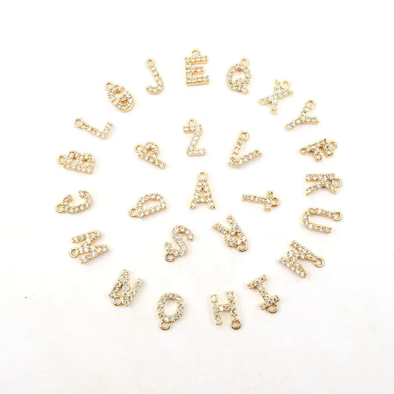 Eva – Arany színű nyaklánc kezdőbetűs medállal.