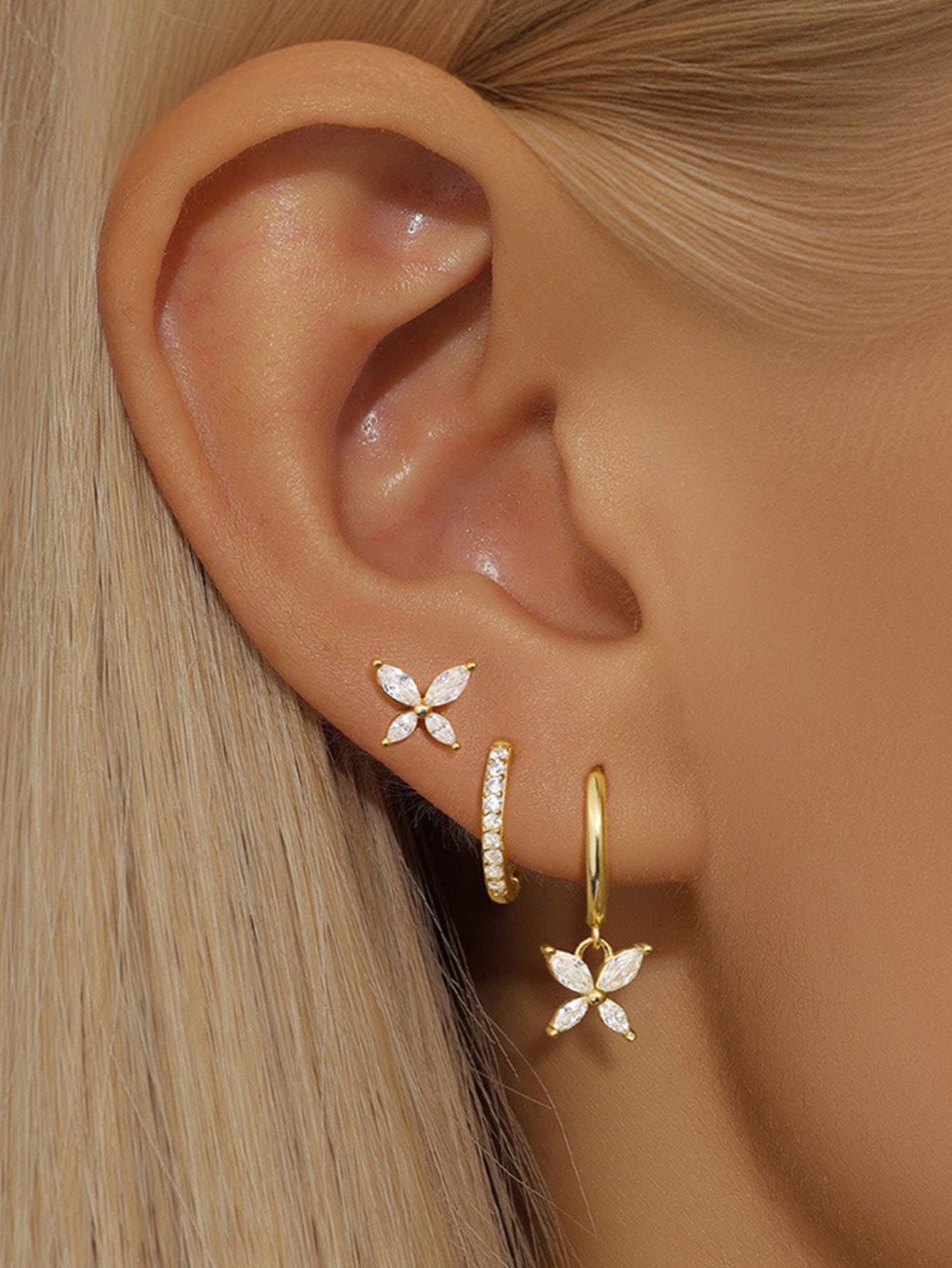 Patricia – Arany fülbevalók finom szerkezettel.