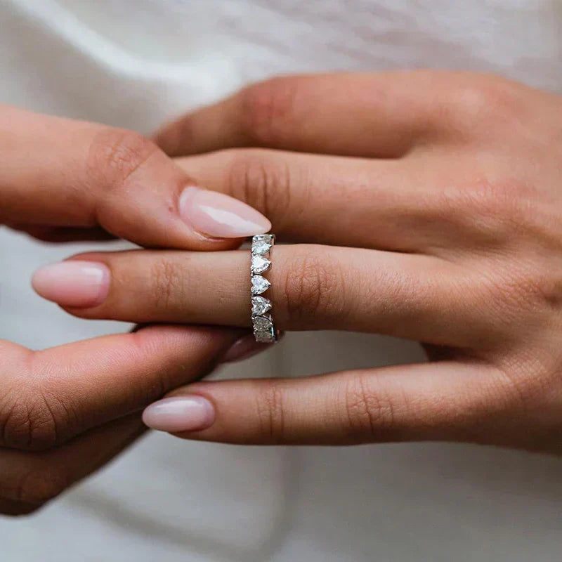 Fiona – Kristálygyűrű finom fényes szegéllyel.