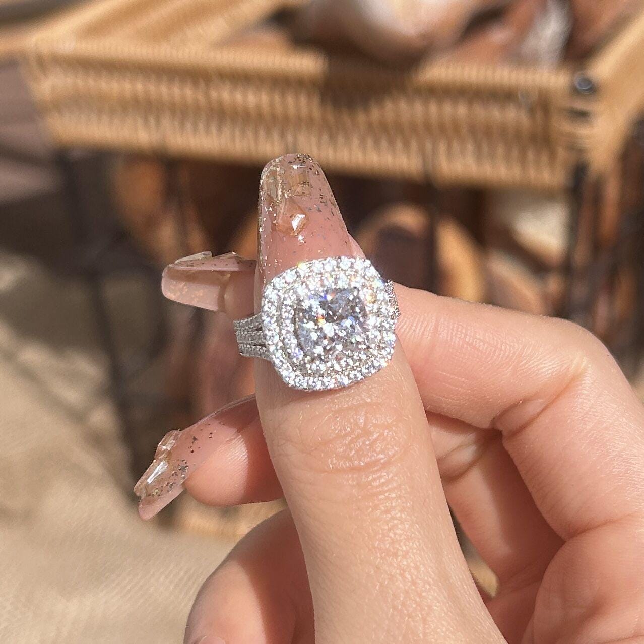 Frieda – Egyszerű gyűrű kerek kővel.