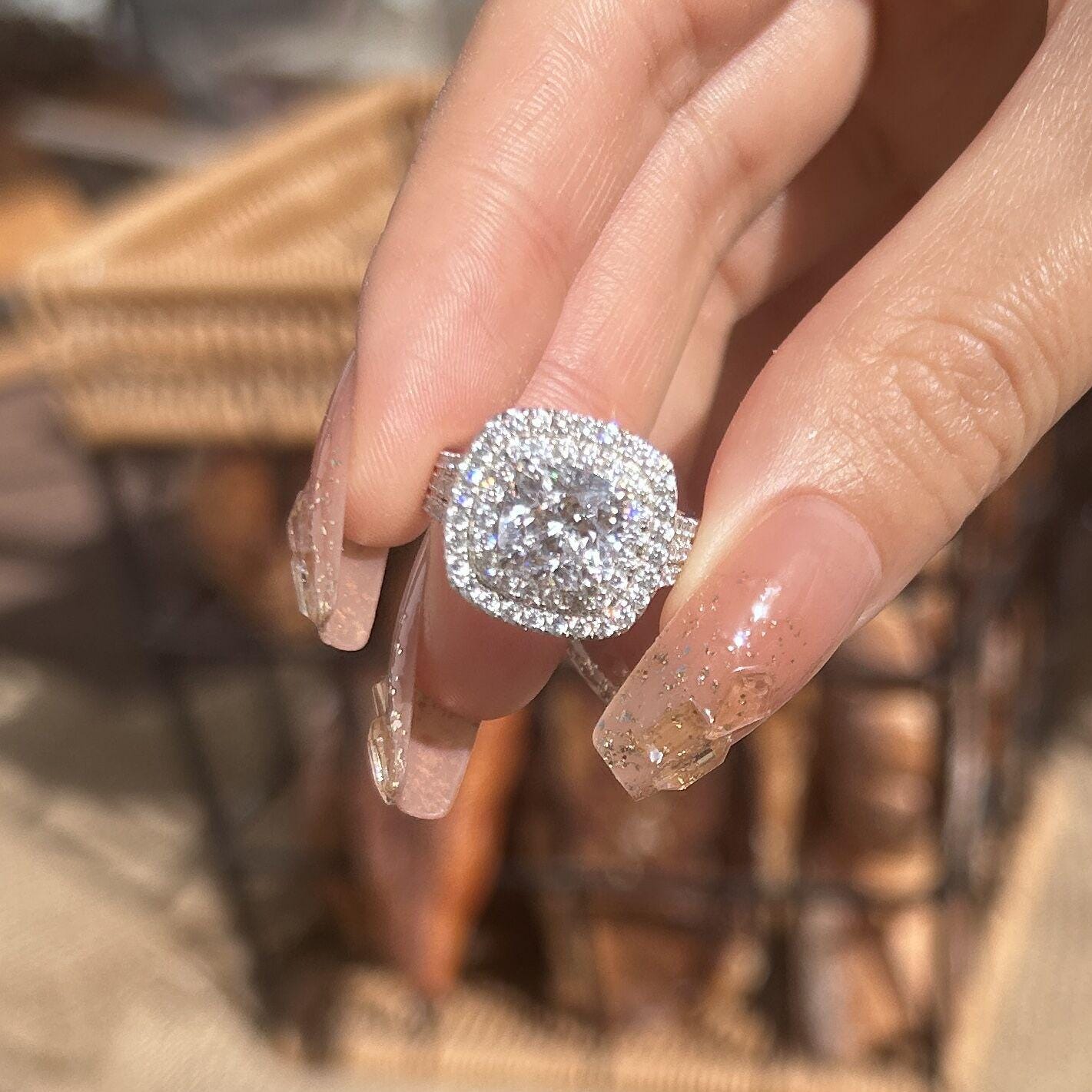 Frieda – Egyszerű gyűrű kerek kővel.