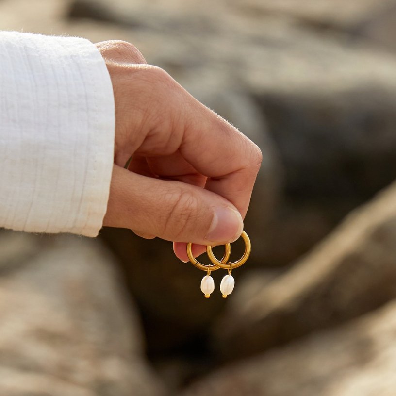 Elisa-Marie – Arany fülbevalók gyöngy medállal.