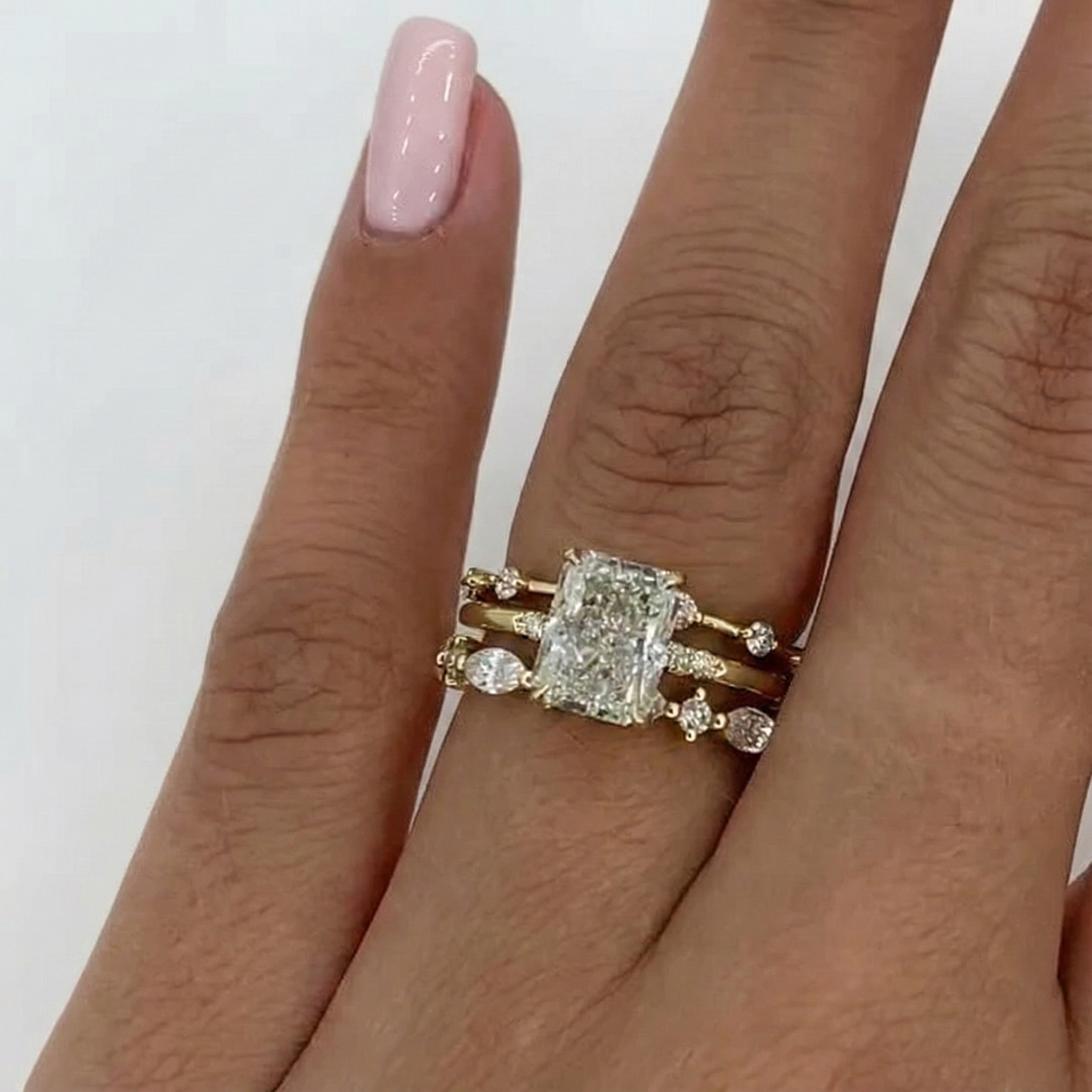 Nora – Gyémántgyűrű rétegzett dizájnnal.