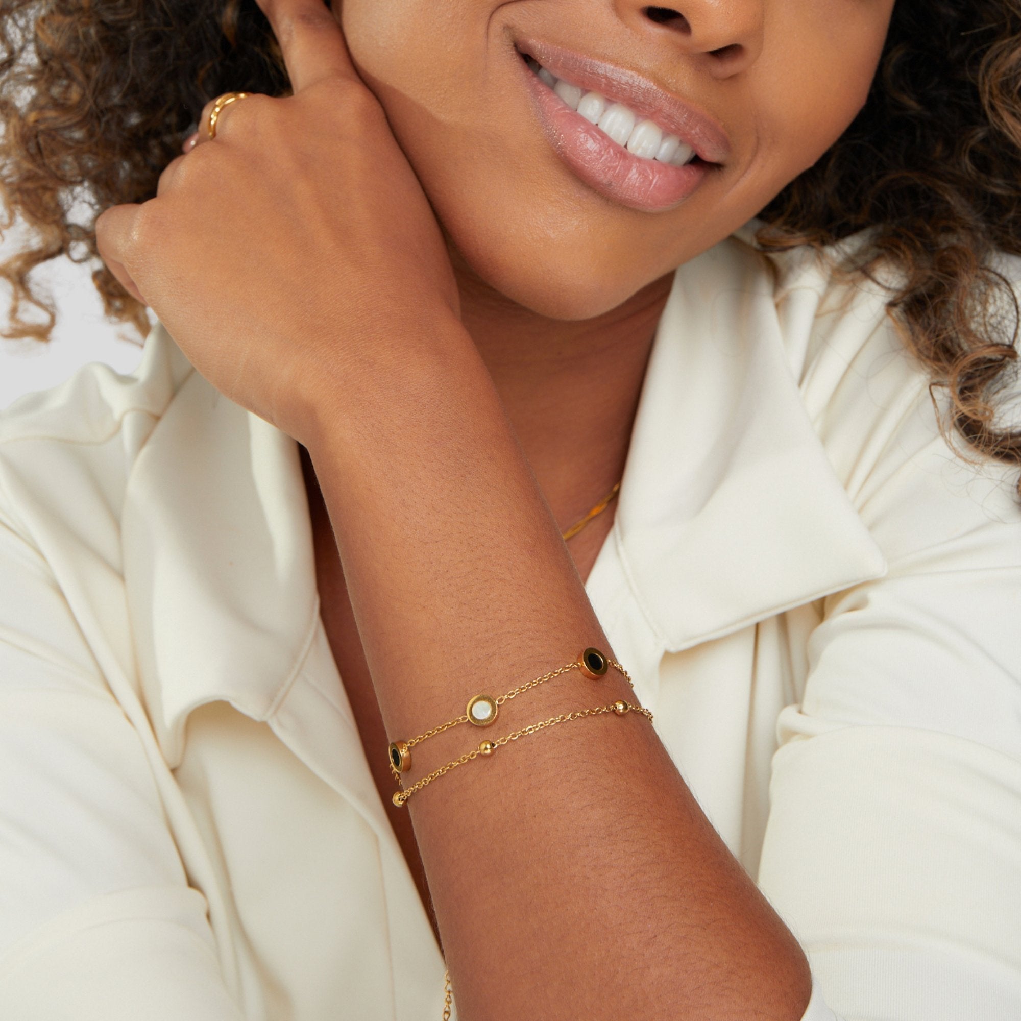 Carla – Puha arany karkötő kontrasztos kerek elemekkel.