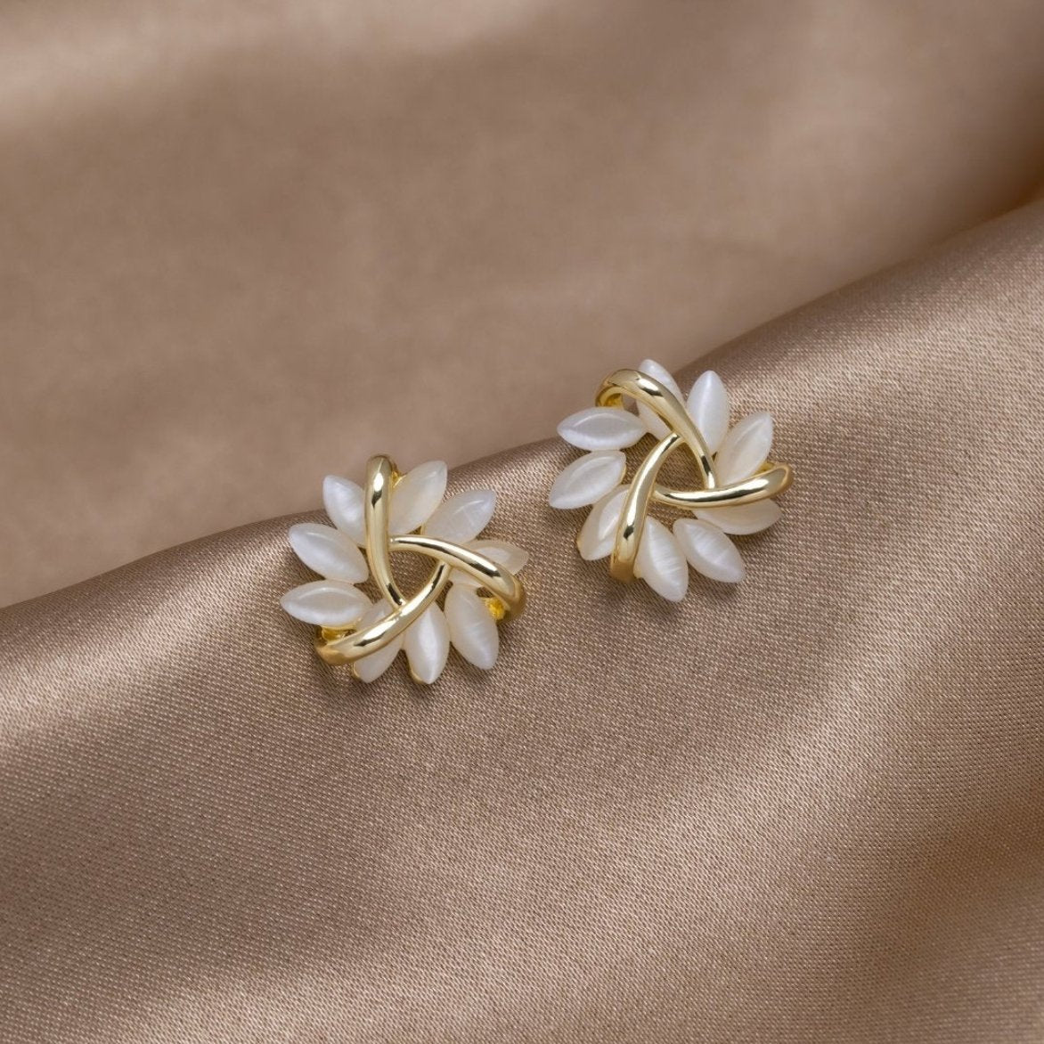 Karolína – Arany fülbevalók geometriai keverékkel.