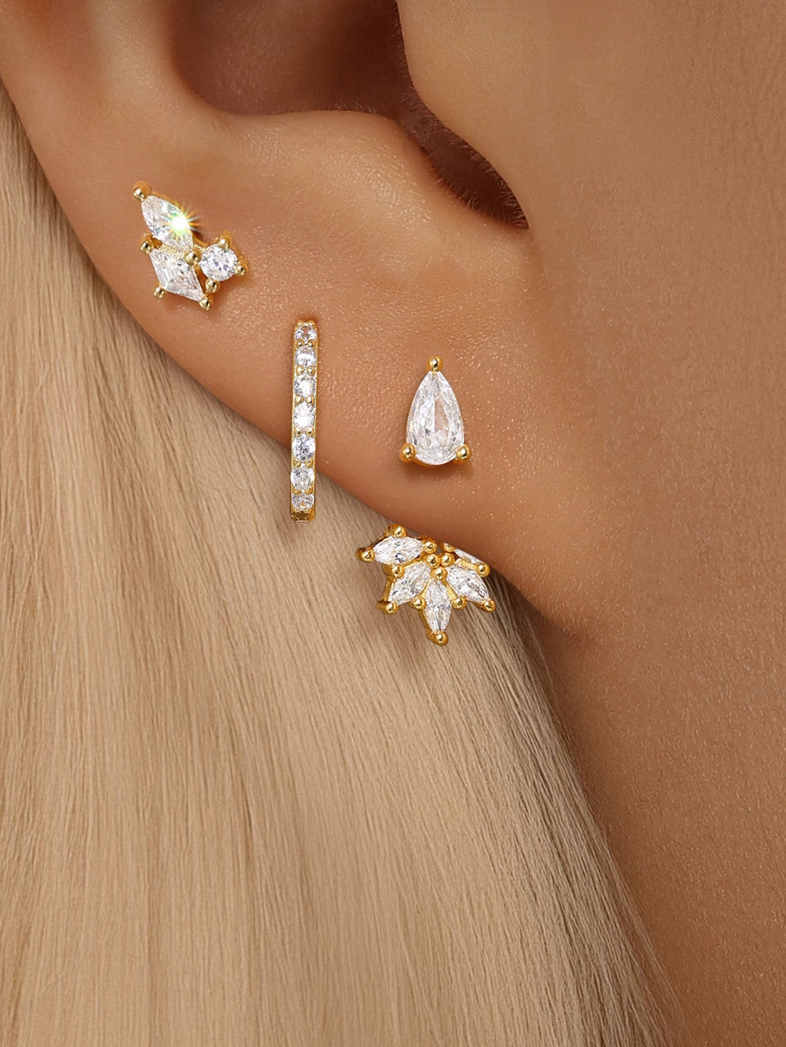 Magda – Finom arany fülbevalók lágy ragyogással.