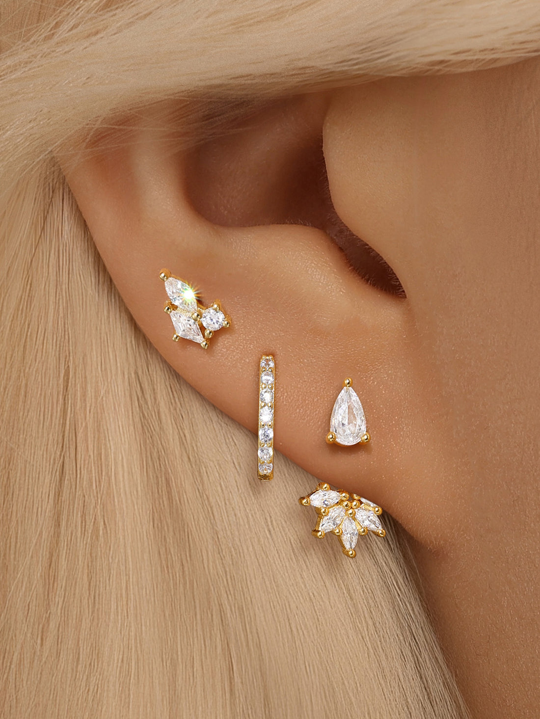 Magda – Finom arany fülbevalók lágy ragyogással.