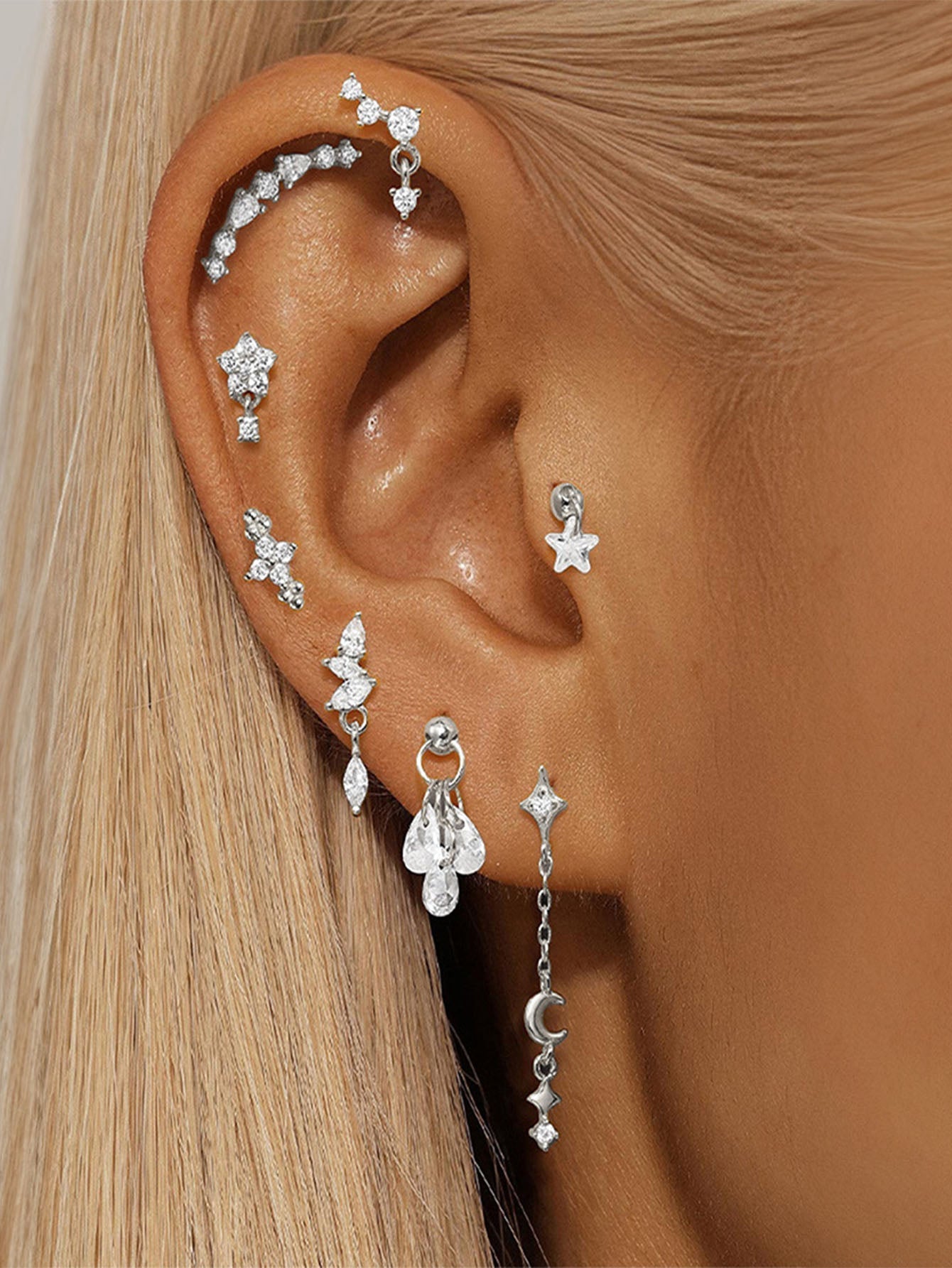 Selina – Finom arany fülbevalók mozgó részlettel.