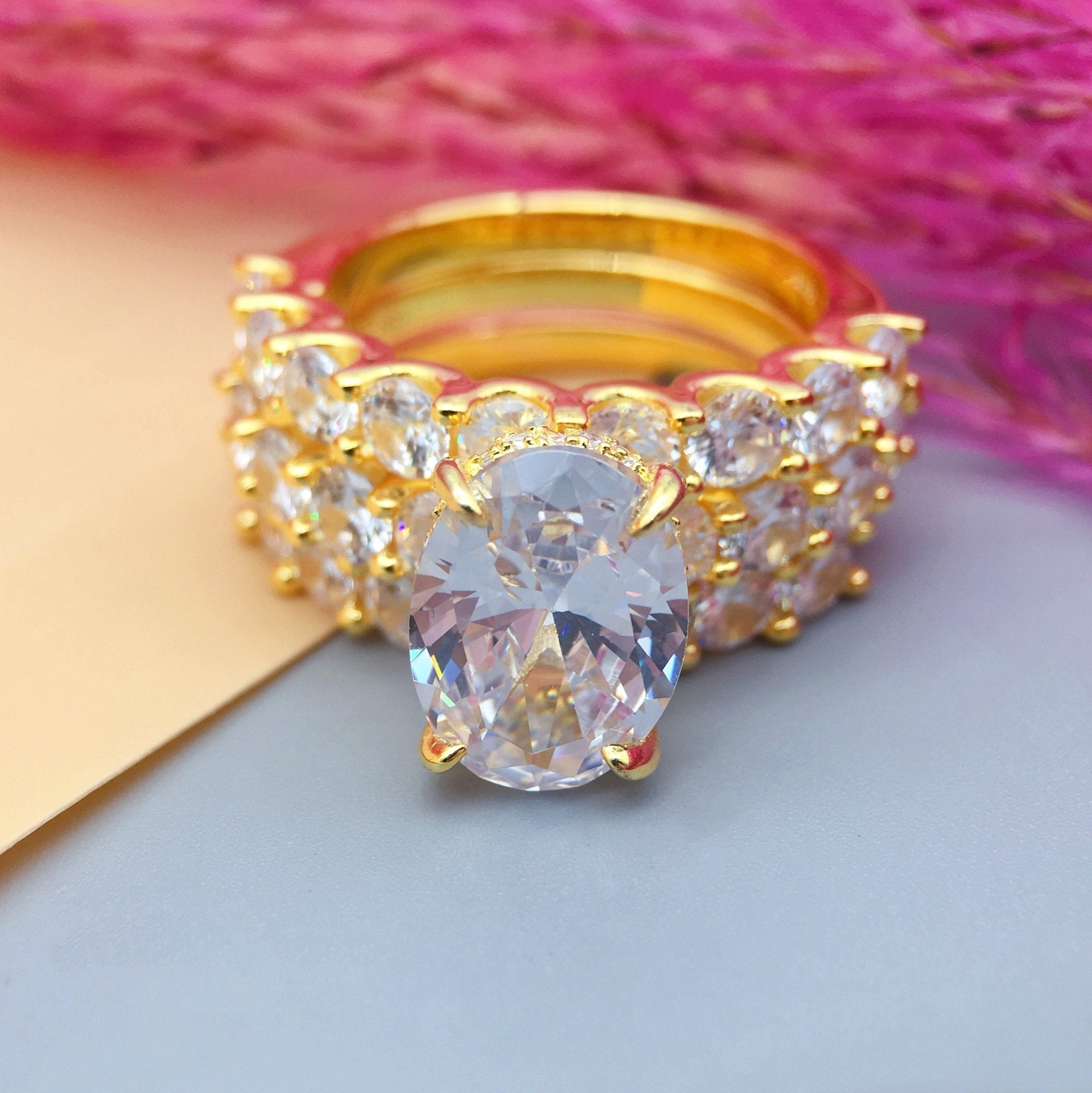 Greta – Ezüst gyémántgyűrű díszítéssel.