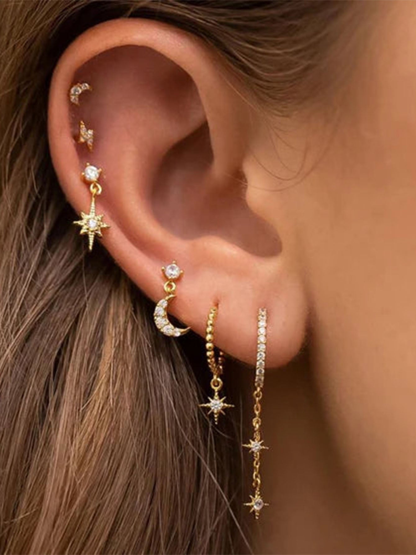 Pavlína – Finom arany fülbevalók modern dizájnnal.