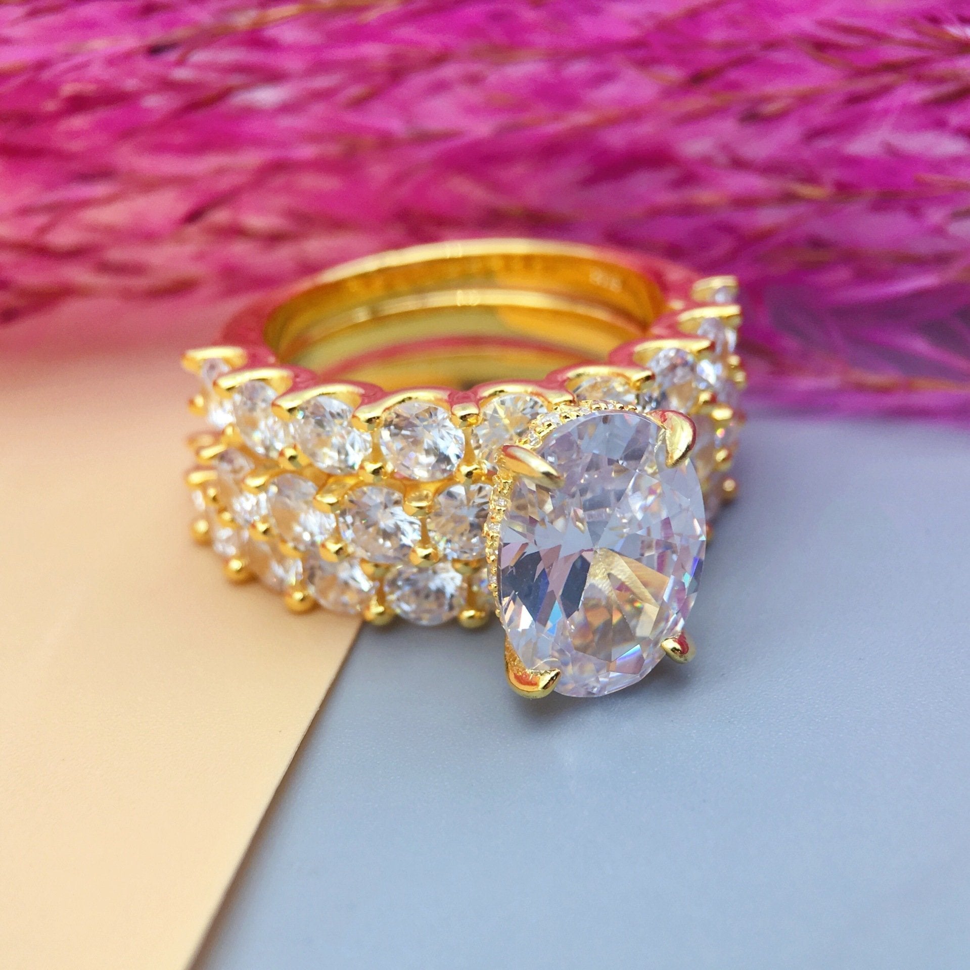 Greta – Ezüst gyémántgyűrű díszítéssel.