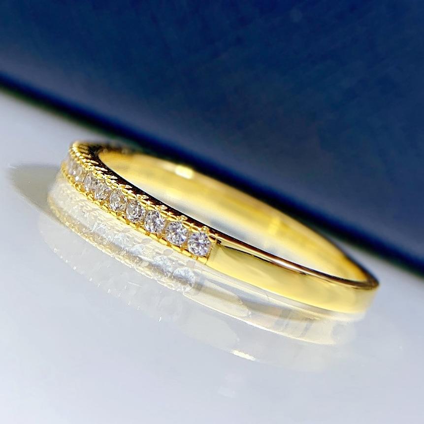 Alena – Keskeny örök gyűrű csillogó kövekkel.