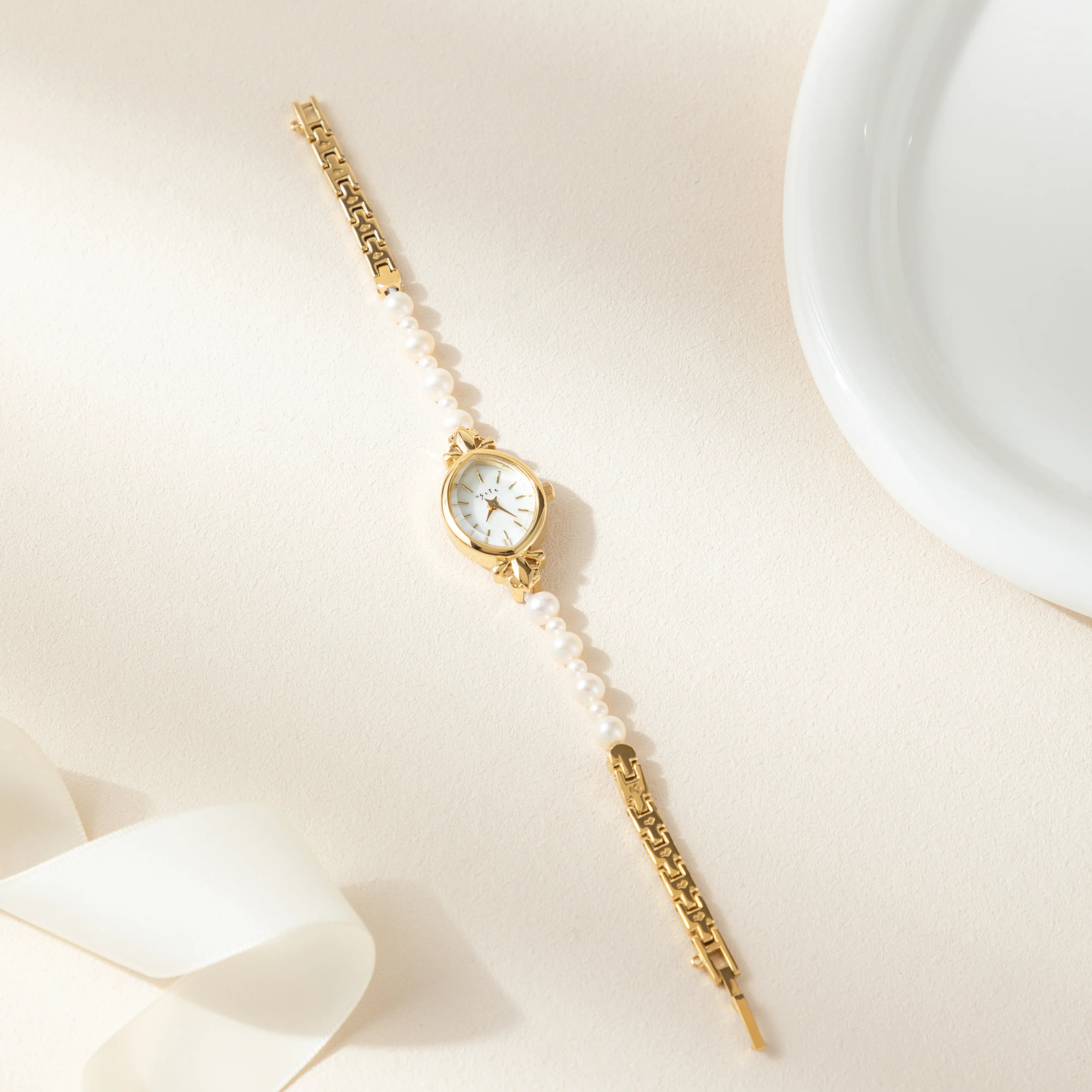 Aurelia – Arany női óra csepp alakú számlappal.