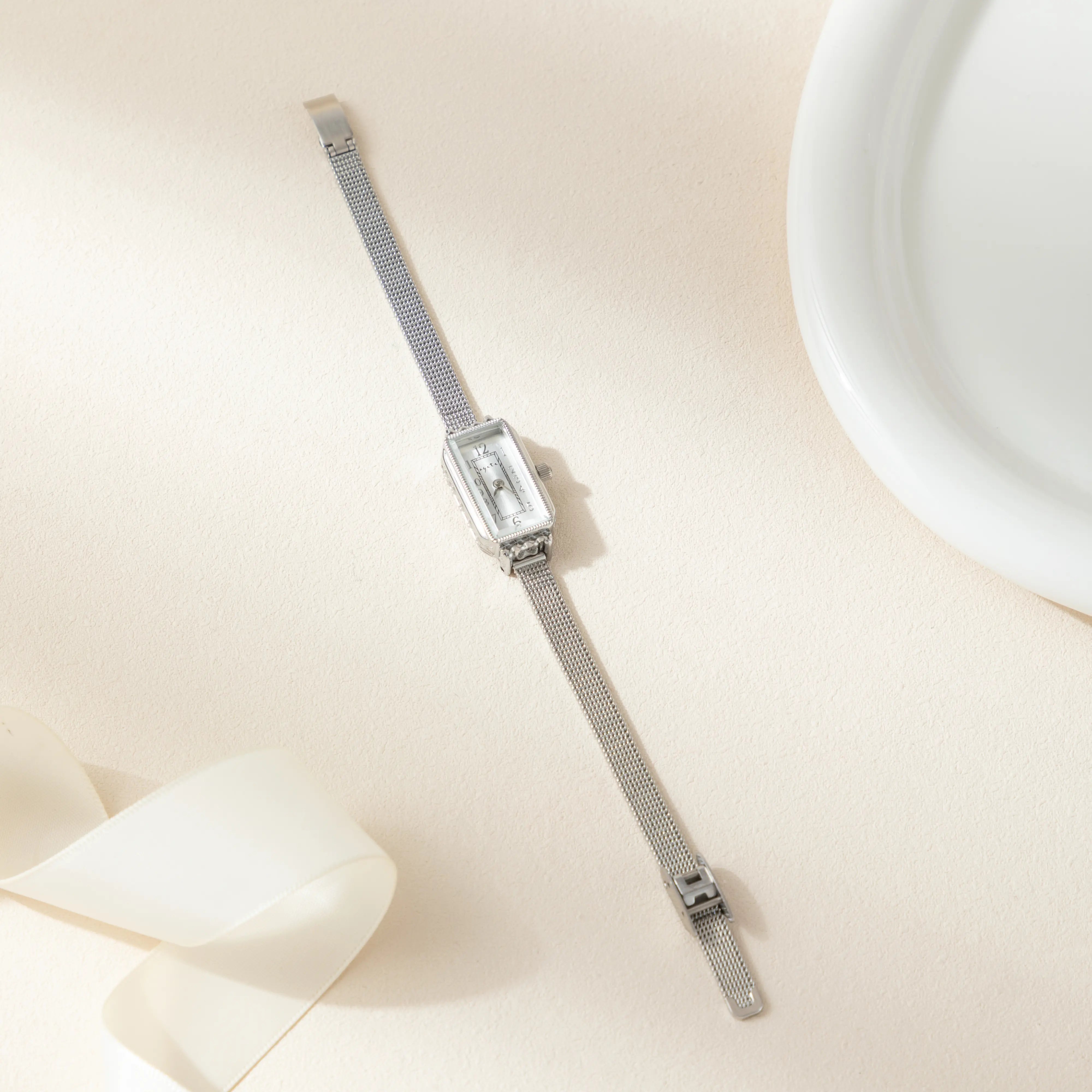 Theresa – Arany színű, téglalap alakú óra.