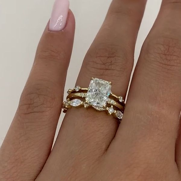 Nora – Gyémántgyűrű réteges dizájnban.