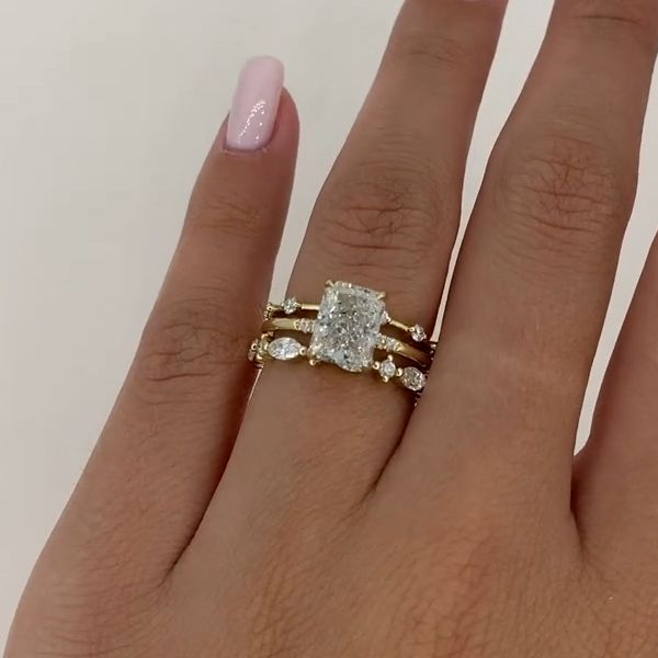 Nora – Gyémántgyűrű rétegzett dizájnnal.