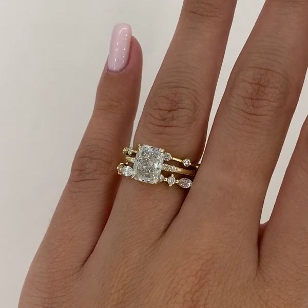 Nora – Gyémántgyűrű réteges dizájnban.