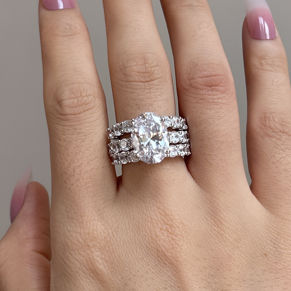 Greta – Ezüst gyémántgyűrű díszítéssel.