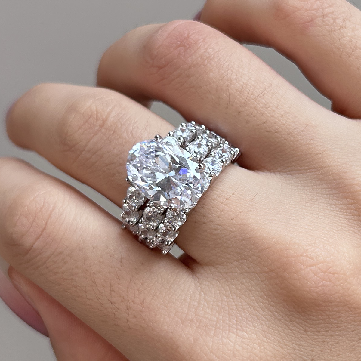 Greta – Ezüst gyémántgyűrű díszítéssel.