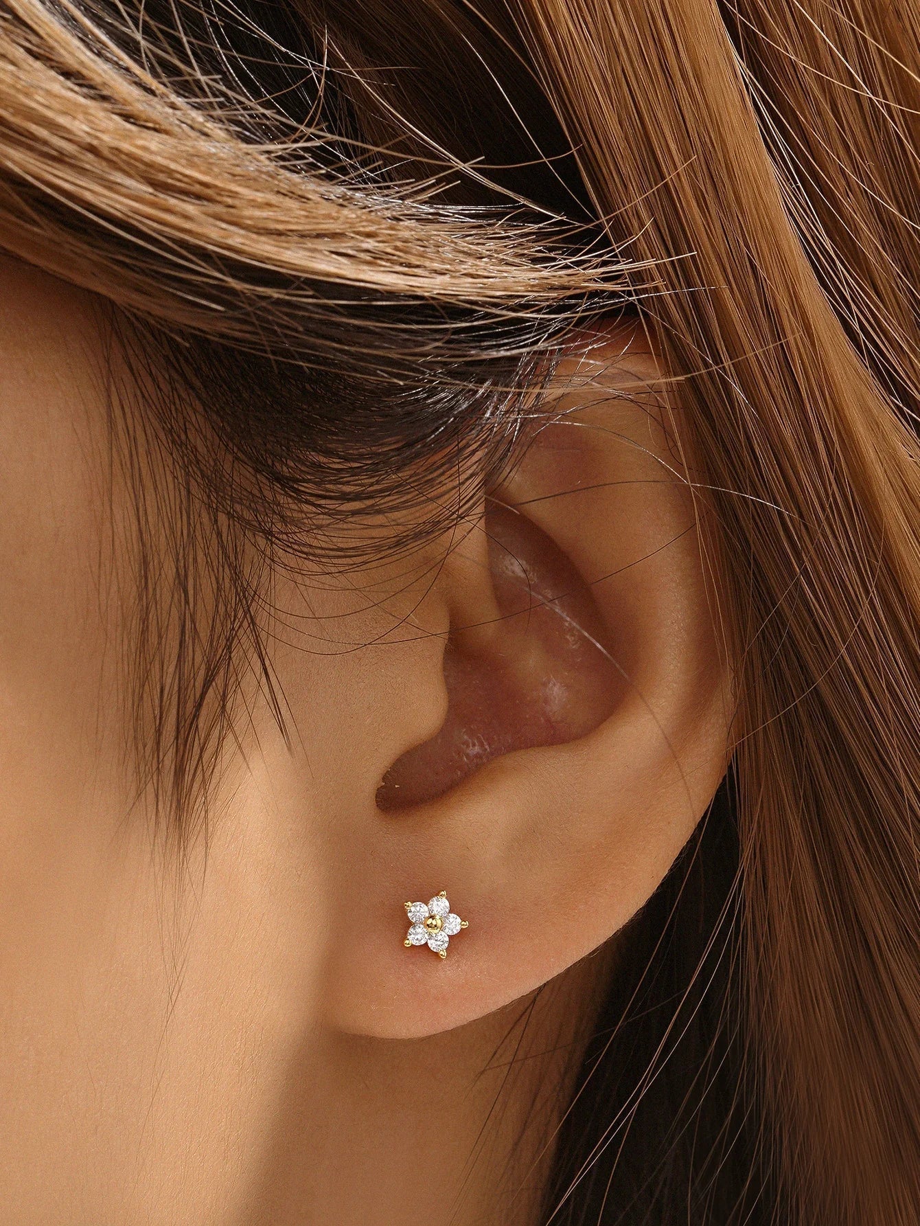 Clarissa – Négyzet alakú, finom arany fülbevalók.