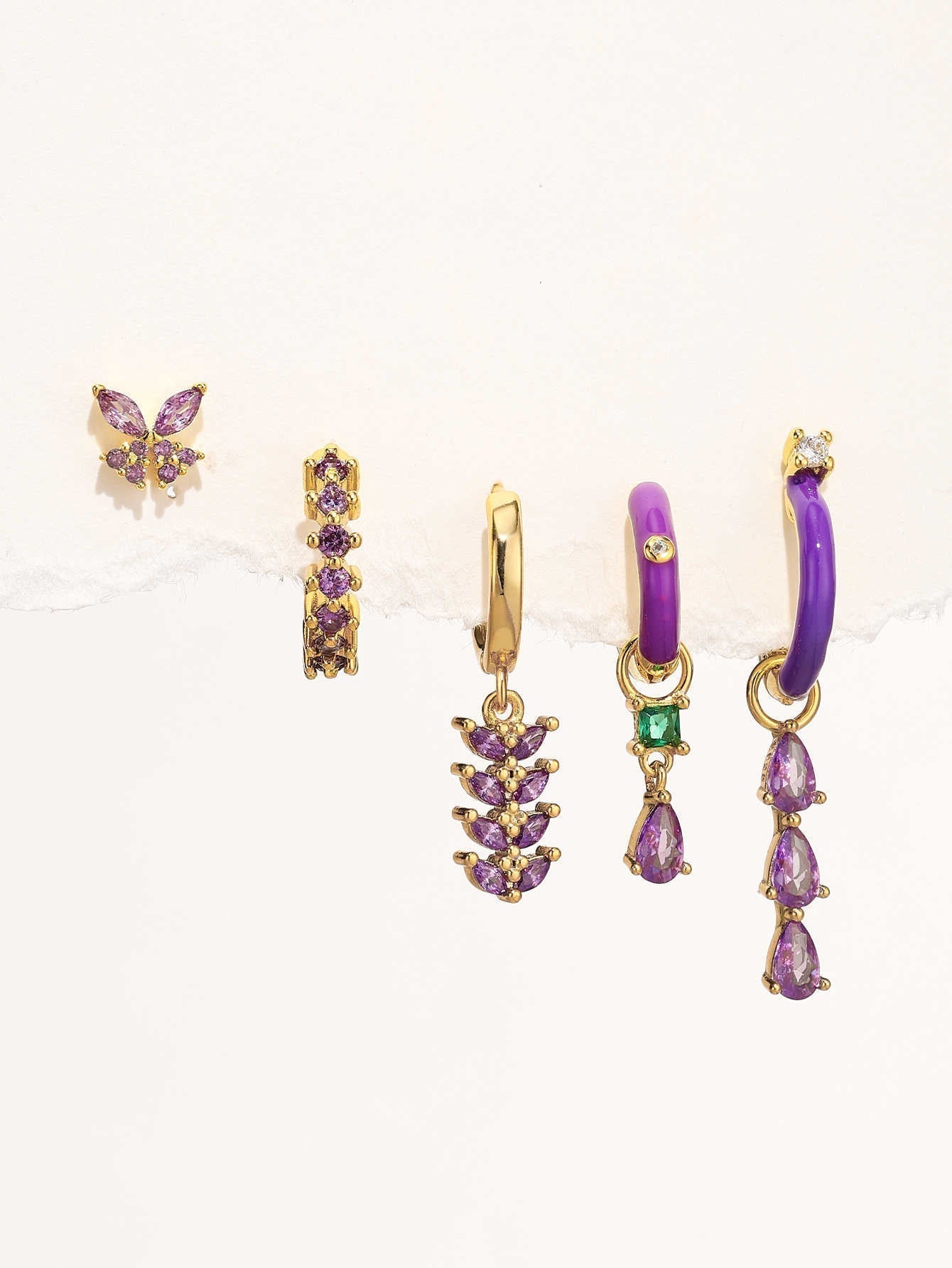 Isabela – Finom geometrikus formájú arany fülbevalók.