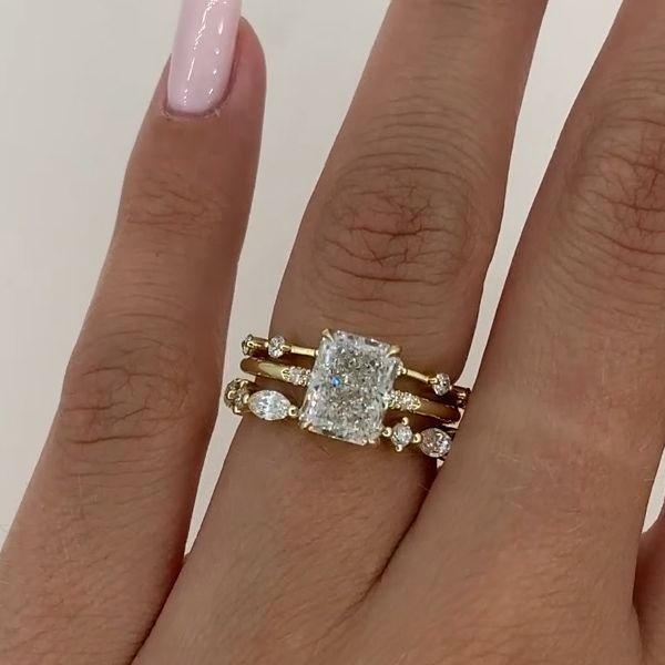 Nora – Gyémántgyűrű rétegzett dizájnnal.