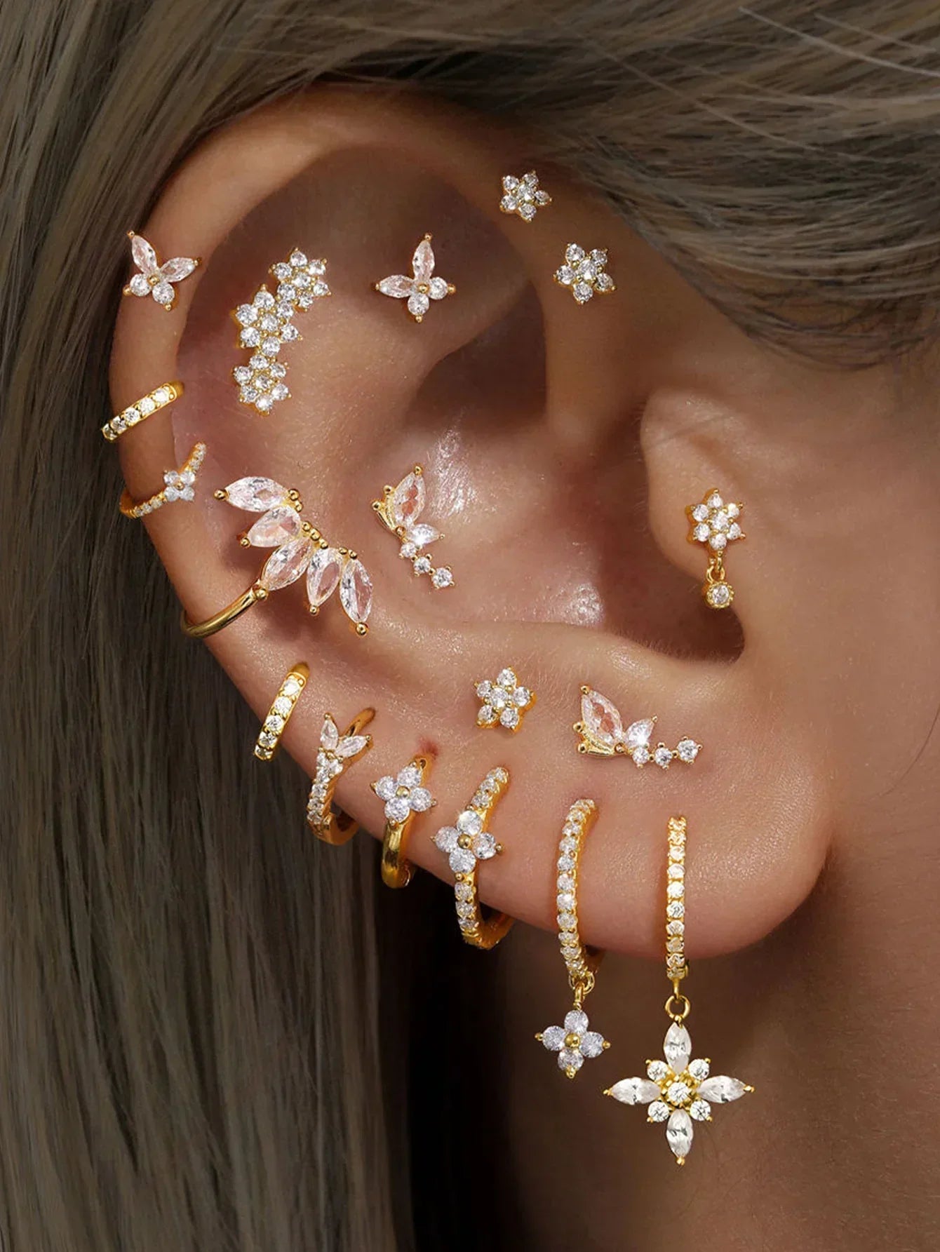 Eva-Marie – Finom arany fülbevalók folyékony formában.