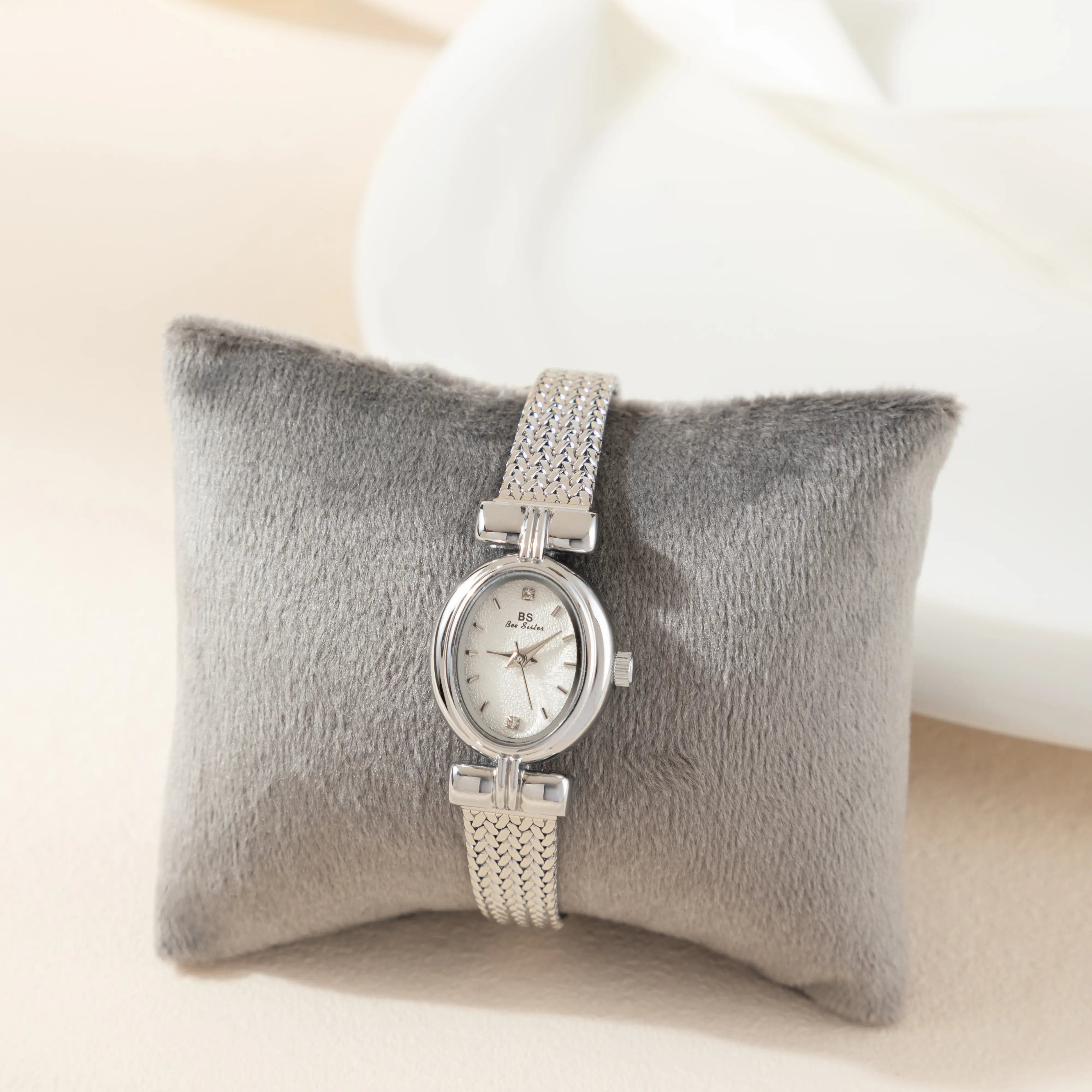 Selina – Arany színű, ovális dizájnú óra.