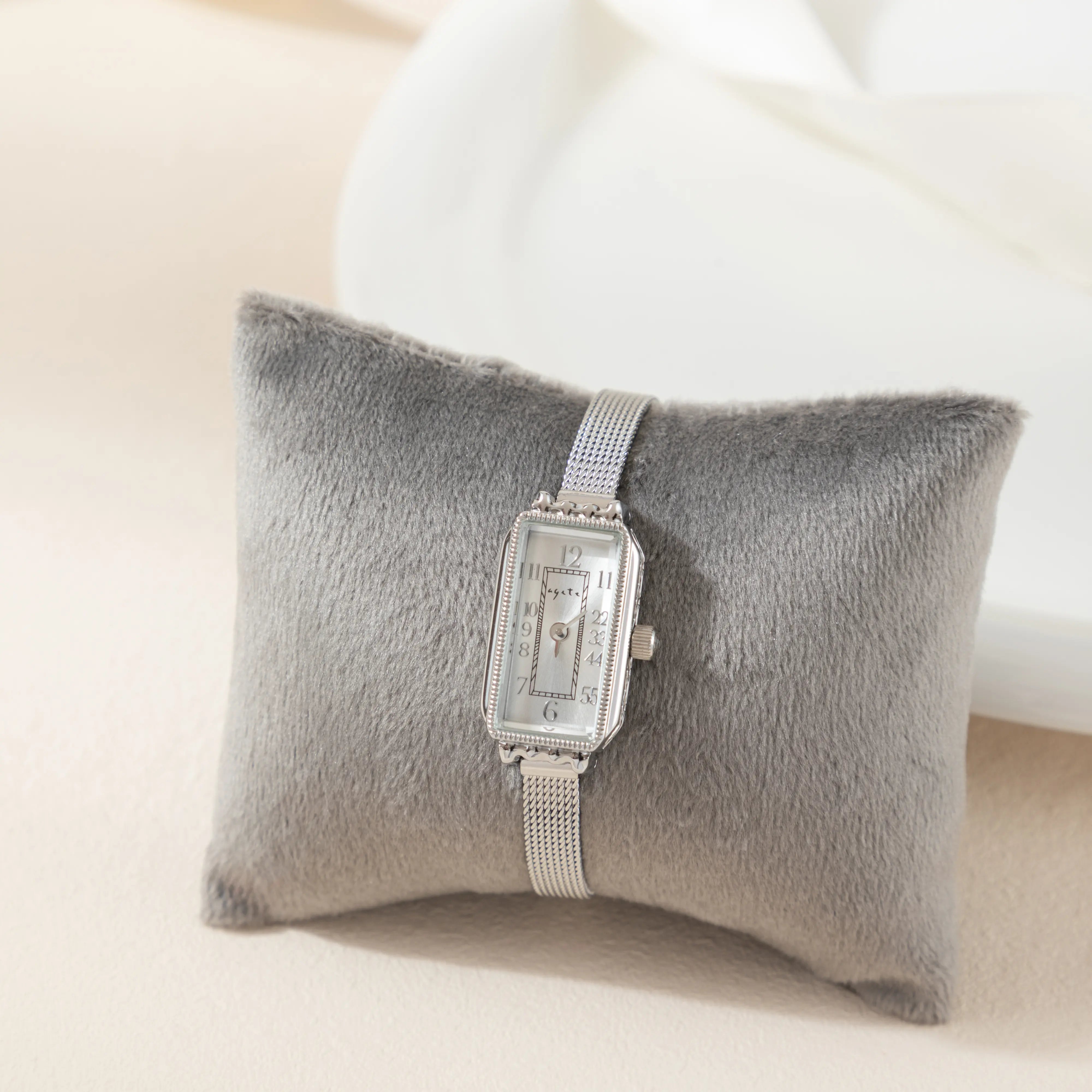 Theresa – Arany színű, téglalap alakú óra.