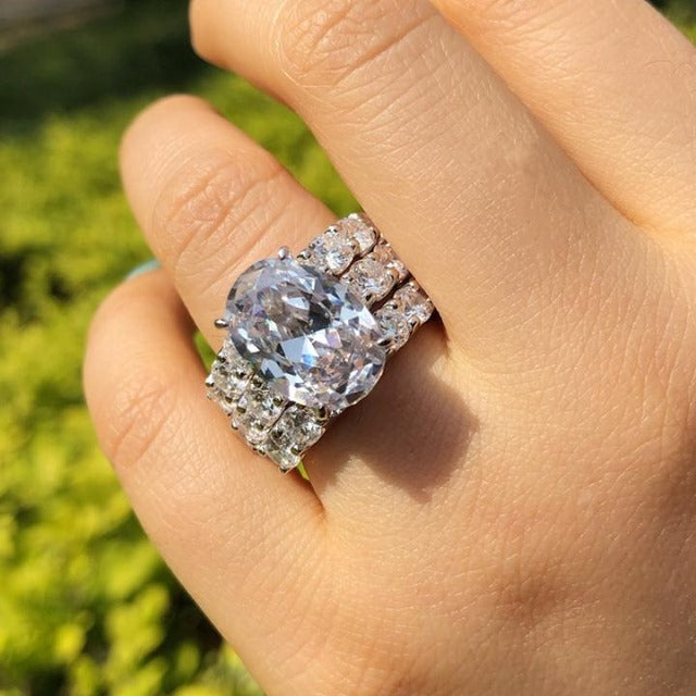 Greta – Ezüst gyémántgyűrű díszítéssel.