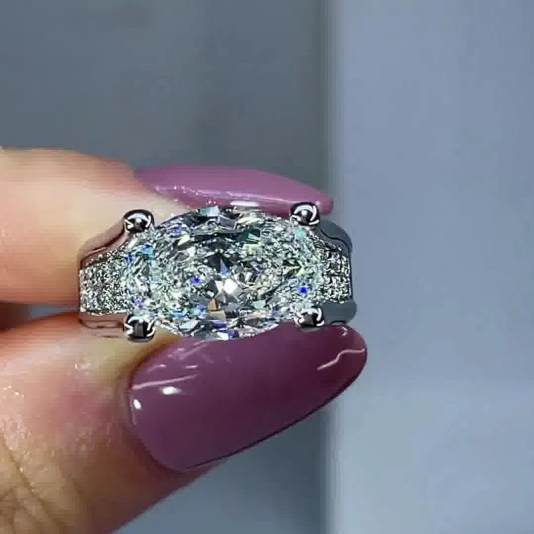 Viktorie – Csillogó gyűrű oldalsó akcentussal.