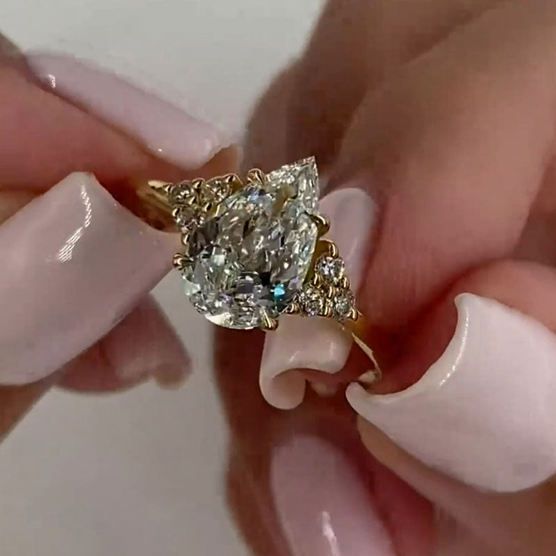 Clarissa – Gyémántgyűrű cseppformájú vágással aranyozott kivitelben.