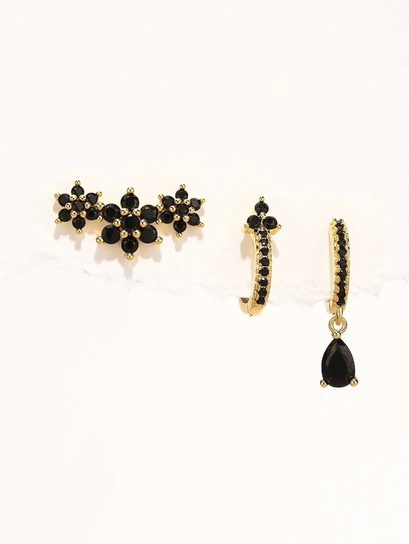 Sabina – Modern stílusú arany fülbevalók.