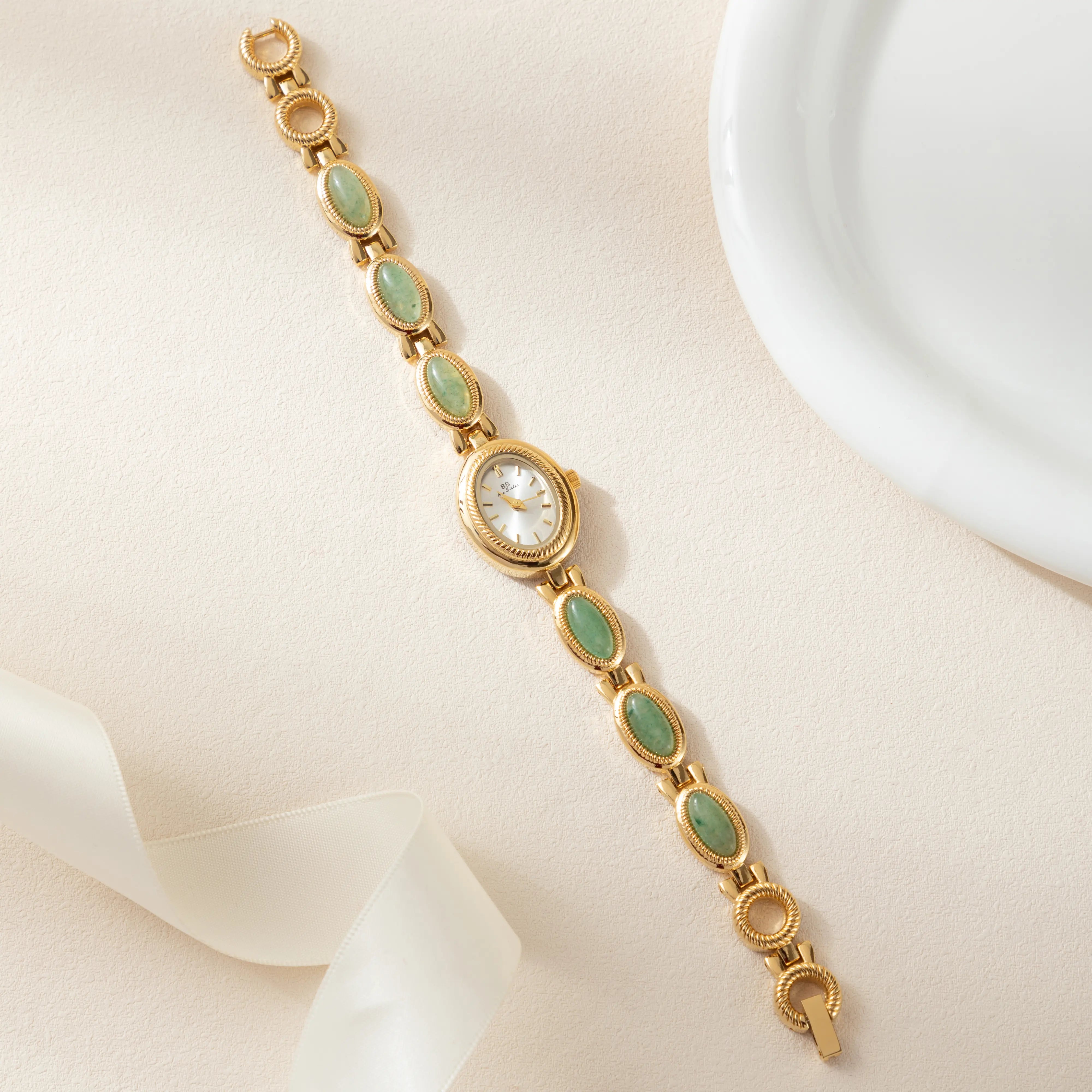 Clara – Arany óra hosszúkás számlappal.