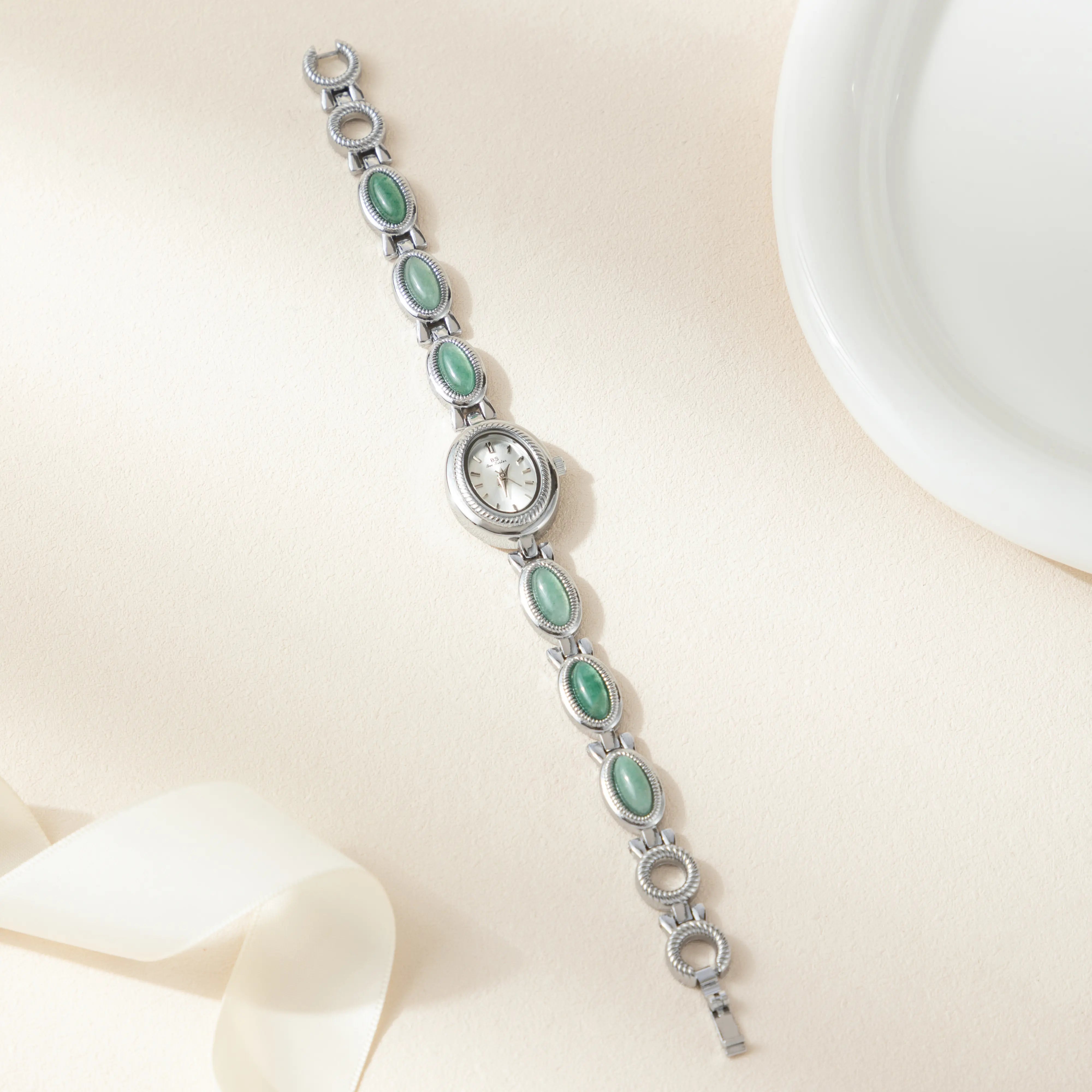 Clara – Arany óra hosszúkás számlappal.