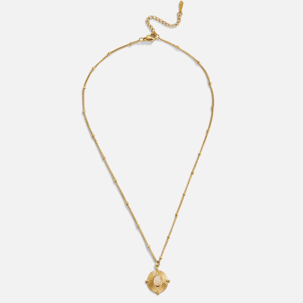 Annika – Finom arany színű nyaklánc négyzet alakú medállal.